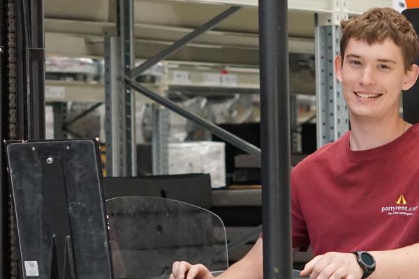 Interview mit Jakub Piechel, Auszubildender zur Fachkraft für Lagerlogistik